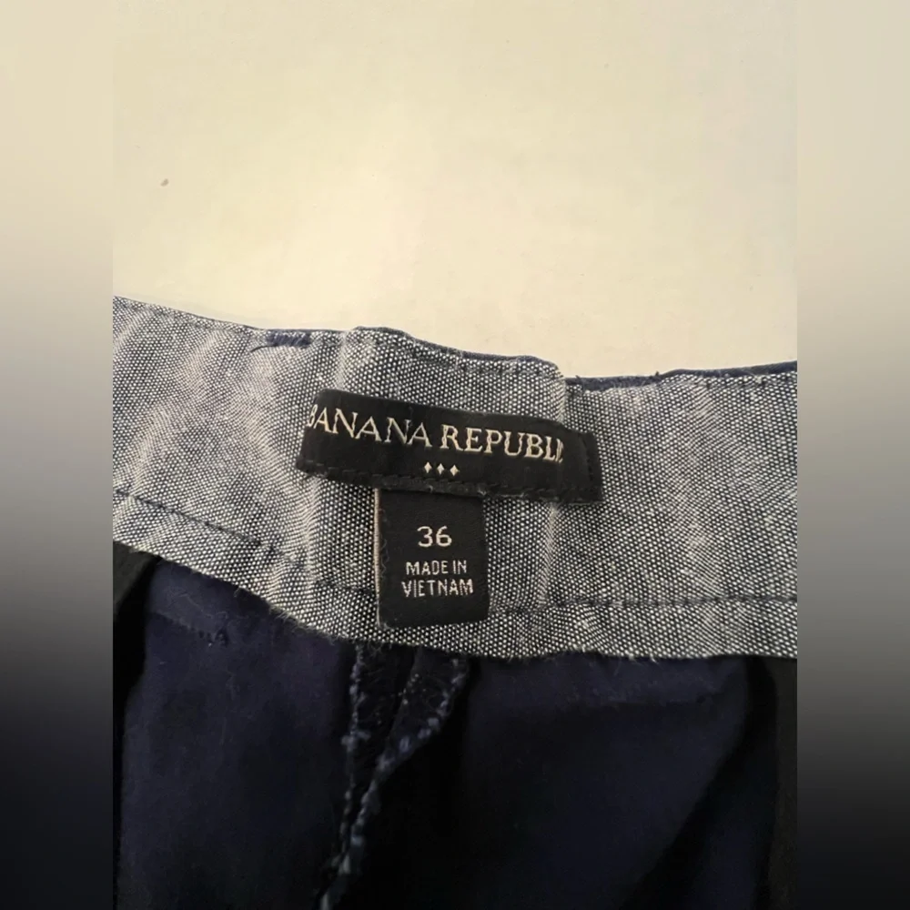 BANANA REPUBLIC MENS SHORTS  SIZE 36 NAVY BLUE w/LIGHTER DESIGN.